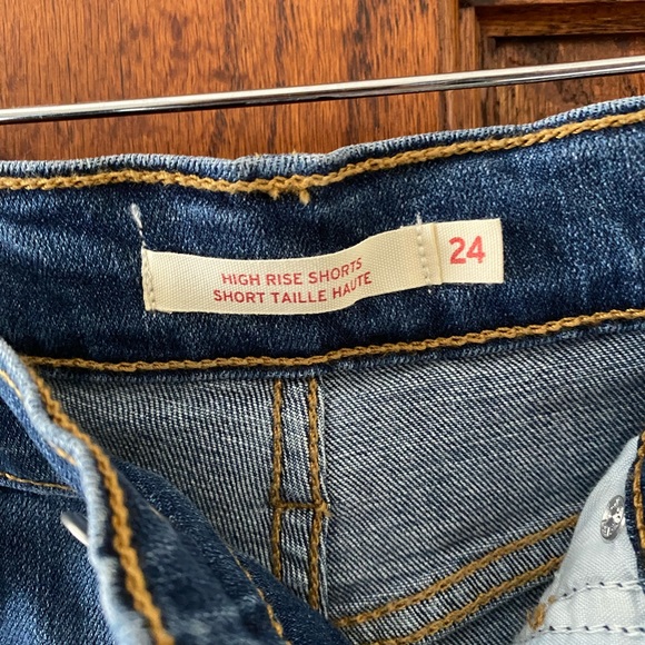 Levi’s High Rise Shorts - Picture 3 of 3